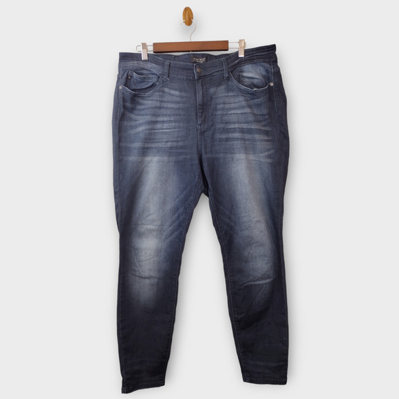 Judy Blue Jeans Women's 18W Medium Wash Skinny Fit Slightly Distressed Pockets - Picture 1 of 12